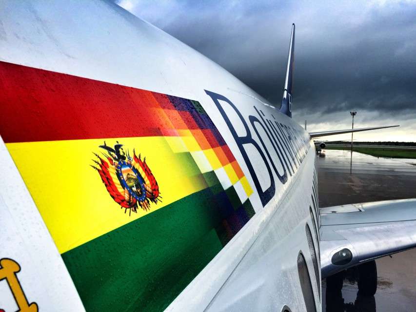 Beide Flaggen vereint (links: traditionell, rechts: neu) an einem Flugzeug der staatlichen Gesellschaft BOA