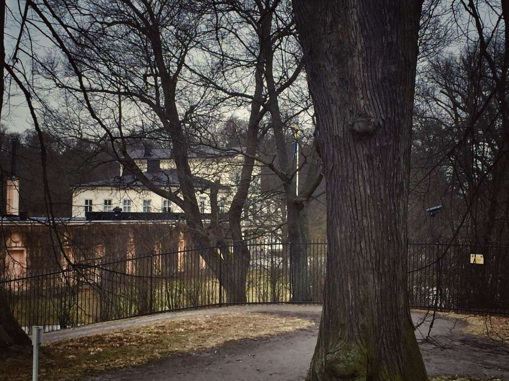 Schloss Haga - verbrogen hinter Bäumen