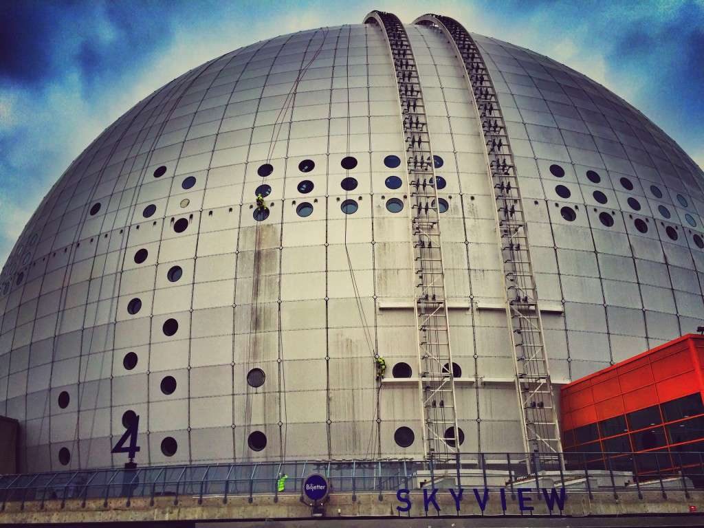 Außen führen zwei Schrägaufzüge auf den Globen
