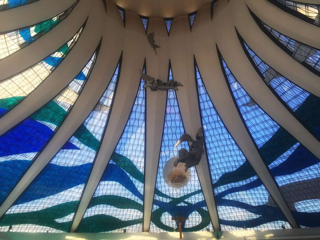 Unter der Decke schweben Engel