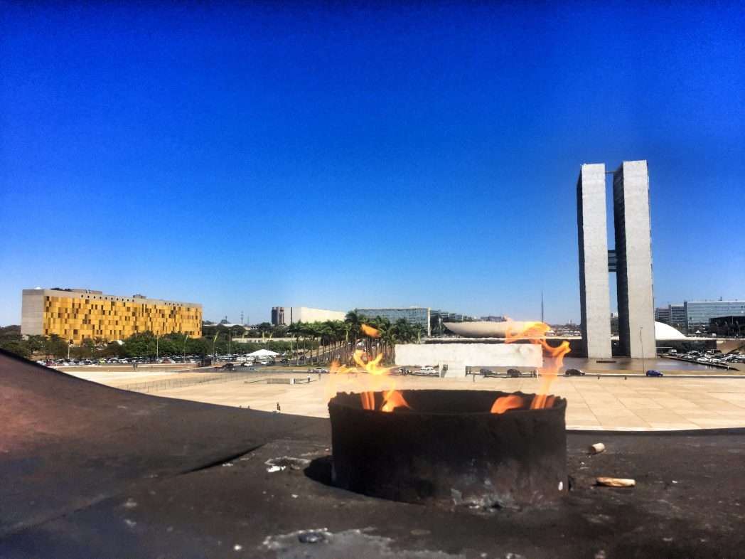 Blick durch die ewige Flamme auf das Parlament
