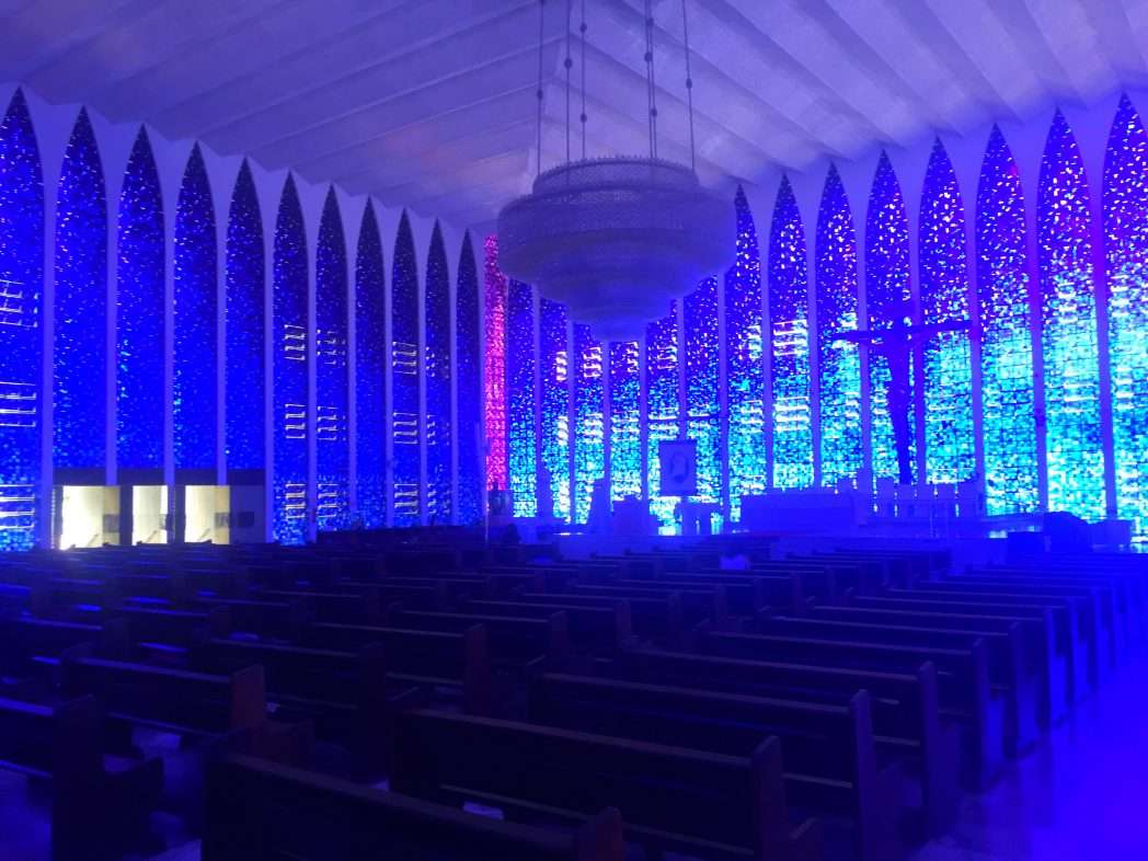 Der Kirchenraum strahlt innen in einem tiefen Blau