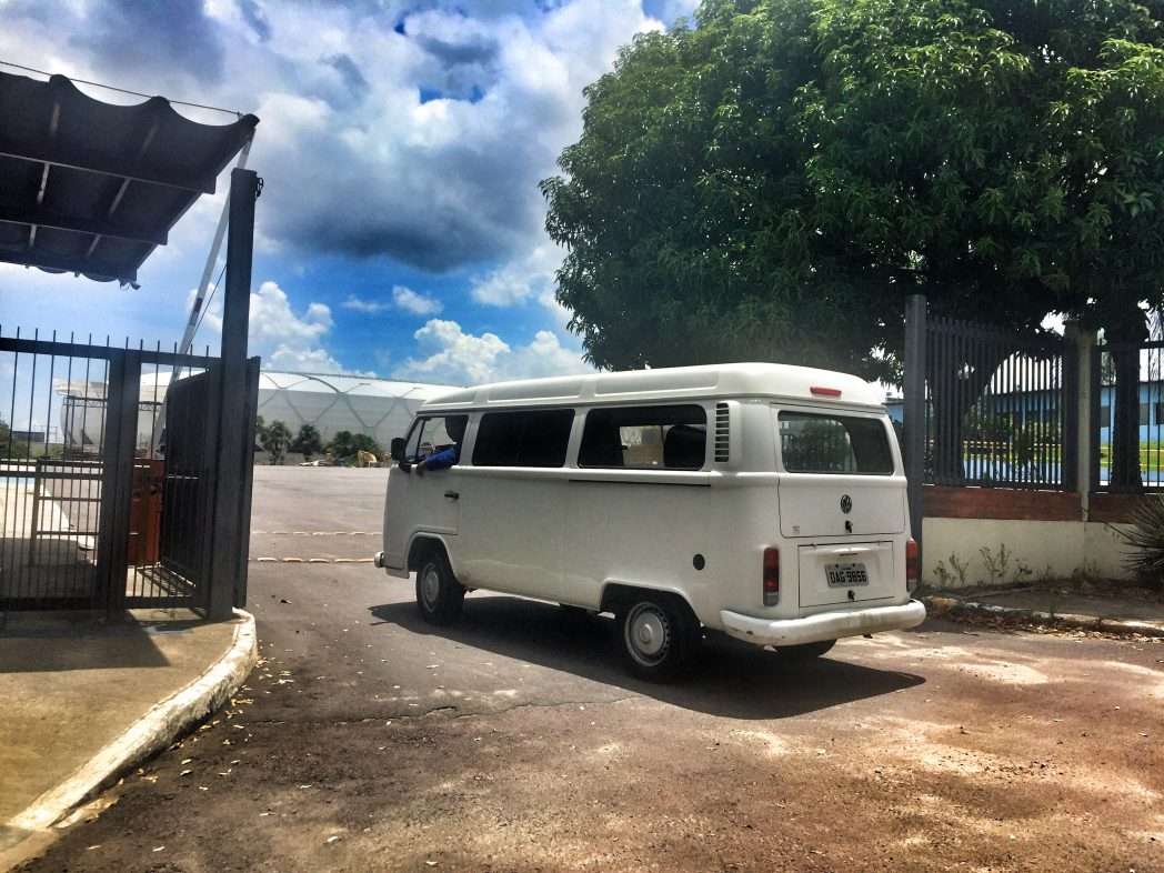 Ein Bulli vor der Amazonia-Arena in Manaus