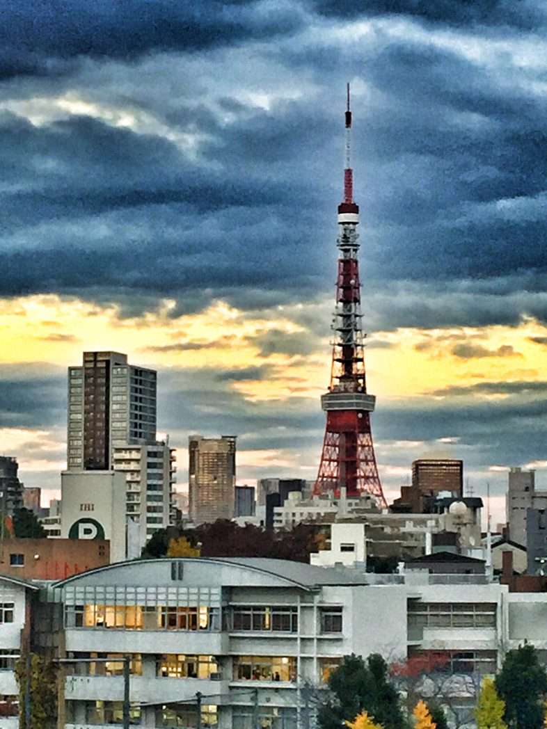 Der Tokyo Tower: Im Hellen sieht man den Unterschied...