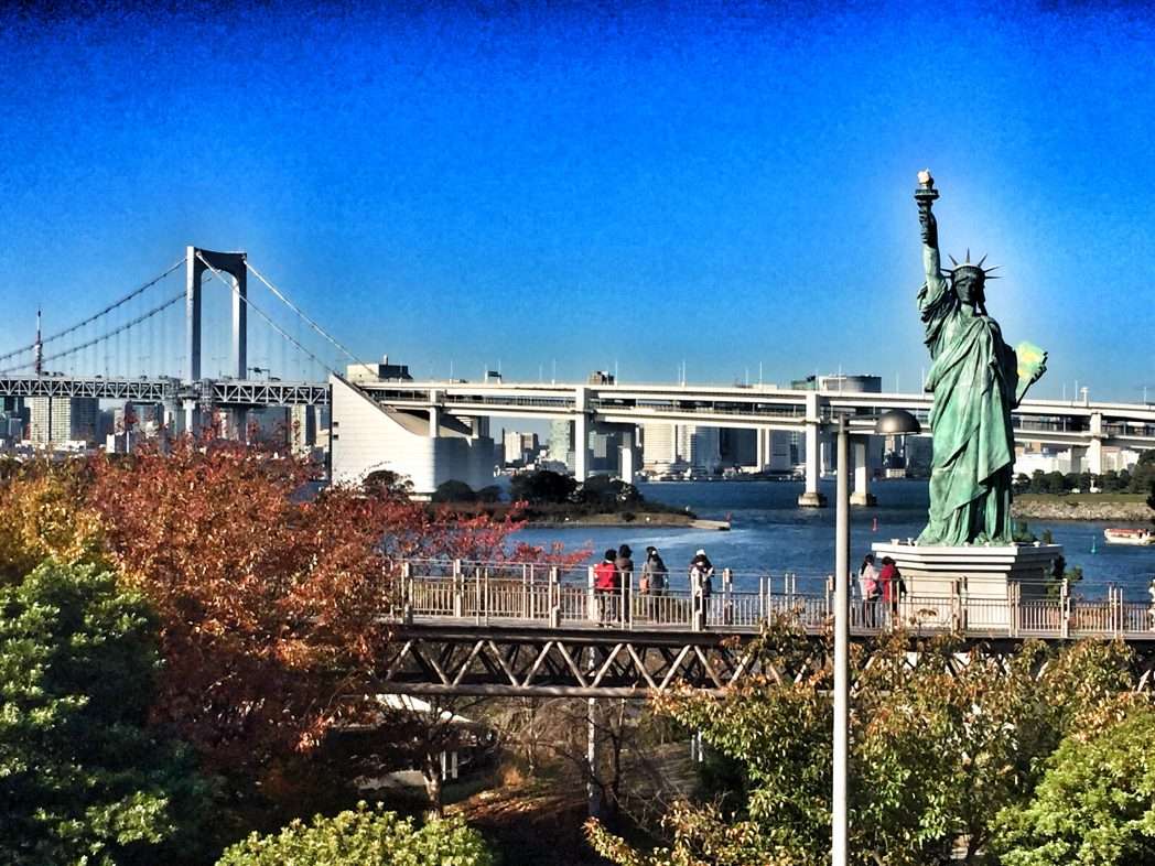 Die Freiheitsstatue vor der Rainbow Bridge in Tokio
