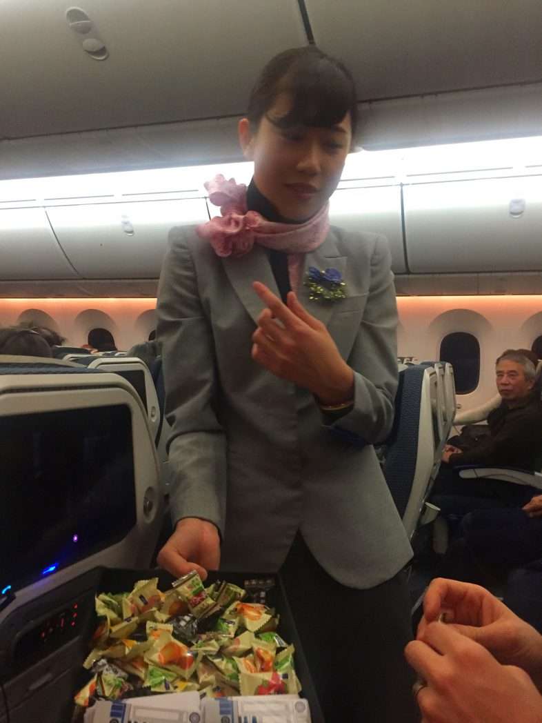 Die Stewardessen tragen eine Star-Wars-Uniform