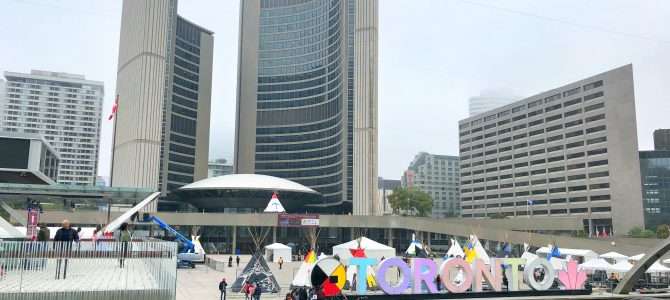 Das Toronto-Zeichen und das Rathaus Das Toronto-Zeichen und das Rathaus
