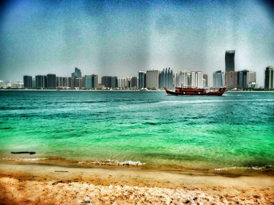 Blick von Herritage Village auf Abu Dhabi Downtown