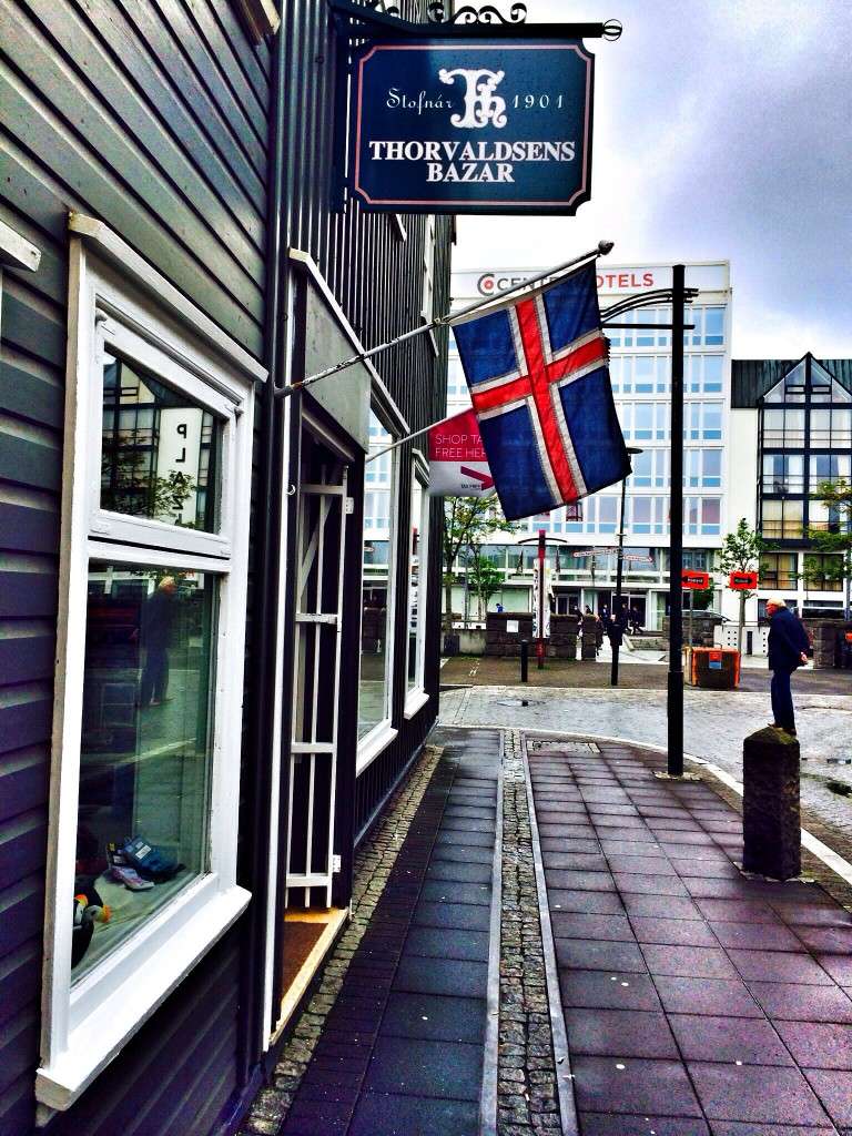 Die isländische Flagge an einem Haus in Reykjavik