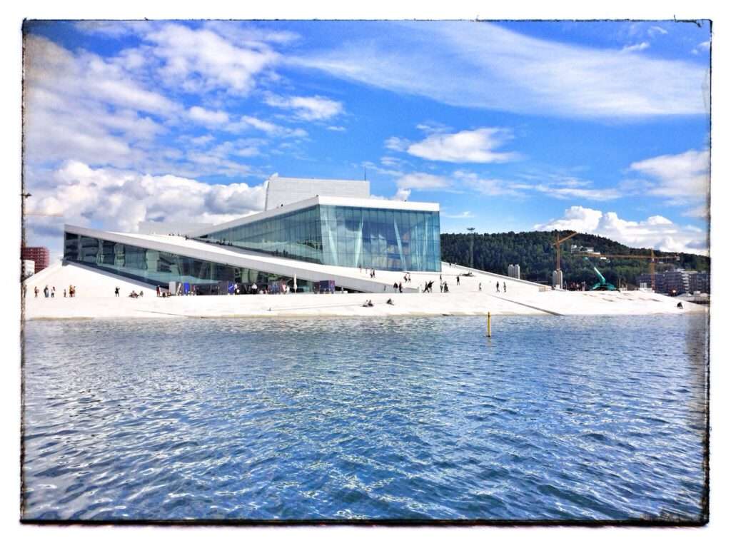 Der Oper von Oslo aufs Dach steigen Der Oper von Oslo aufs Dach steigen