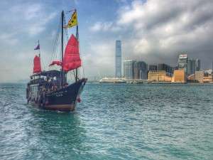 Schiff zwischen Hongkong Island und Kowloon. Im Hintergrund: International Commerce Centre