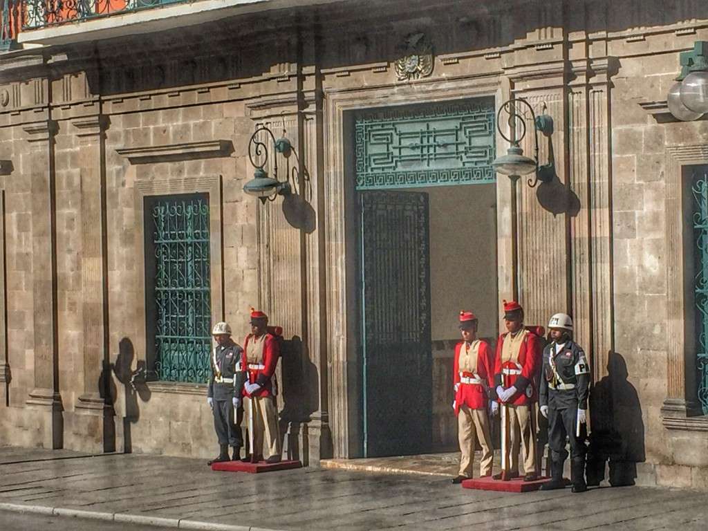 Soldaten bewachen ein Regierungsgebäude am Plaza Murillo