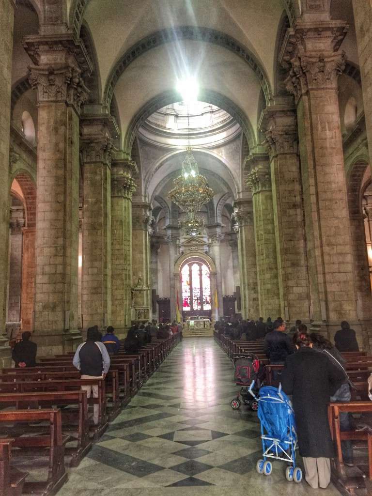Blick in die Kirche am Plaza Murillo