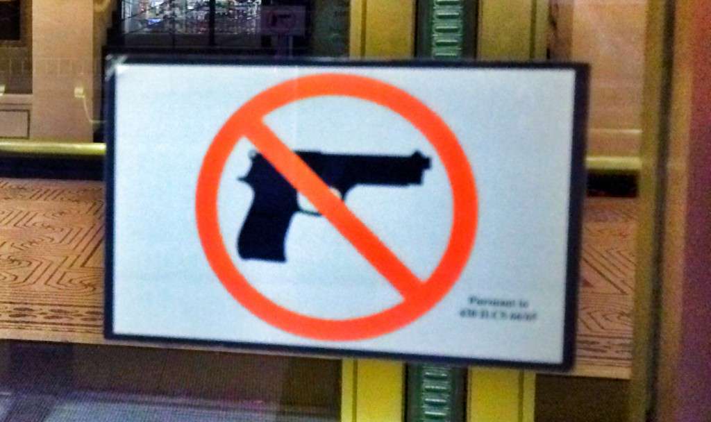 Waffen verboten! Schild in der Tür des Touristenbüros