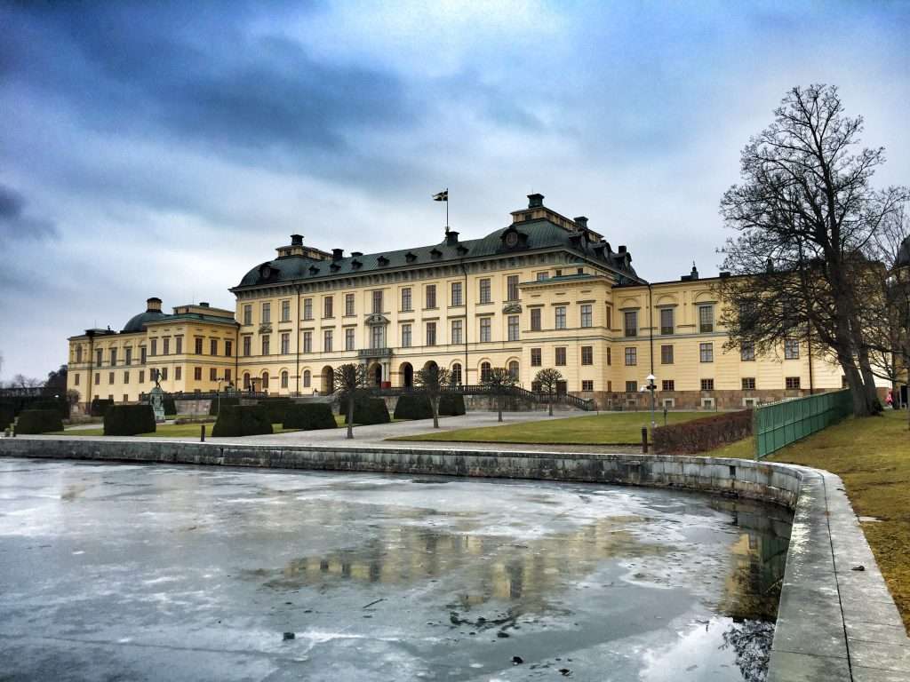 Das Schloss liegt idyllisch auf einer Insel