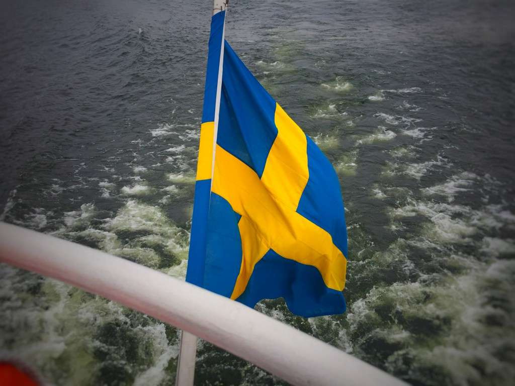 Die schwedische Flagge an einem Boot in Stockholm