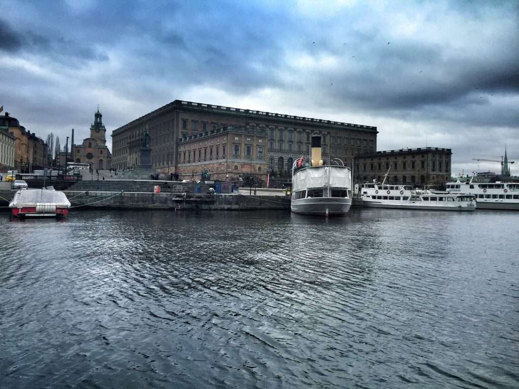 Die Boote fahren an allen wichtigen Sehenswürdigkeiten wie dem Stadtschloss vorbei