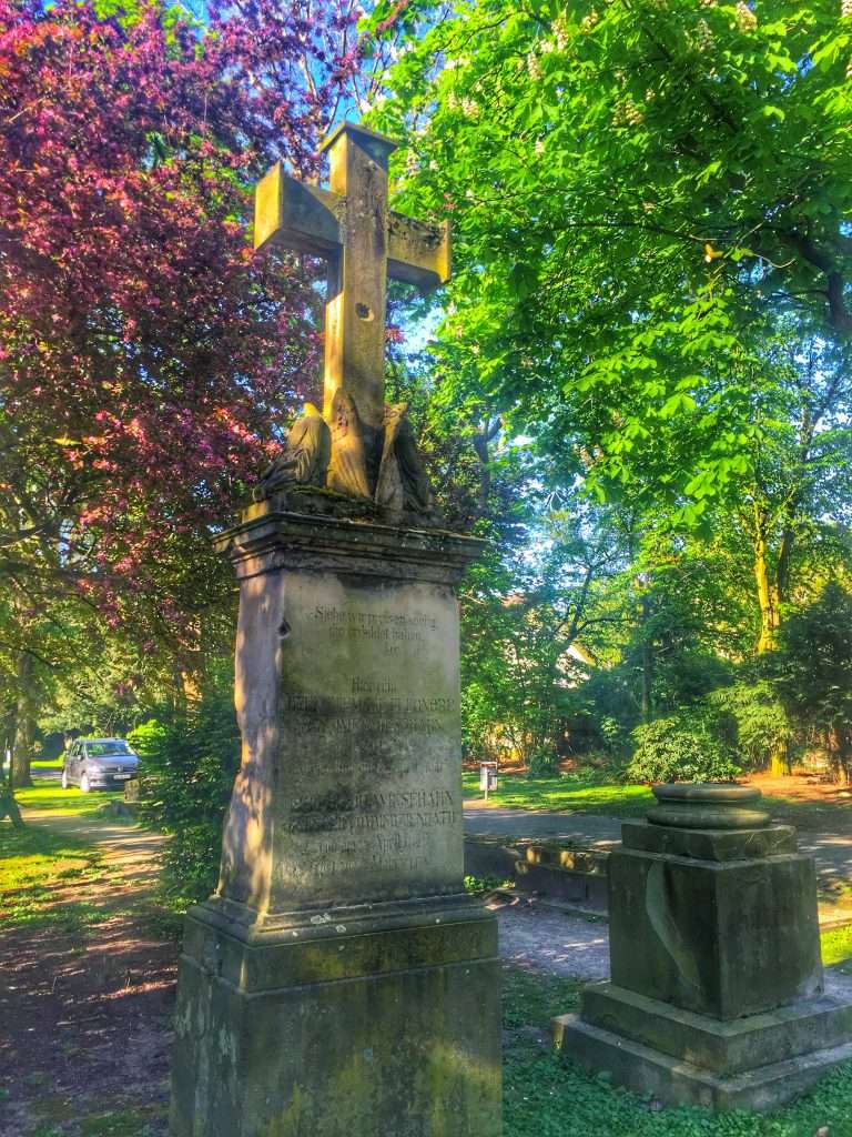 Im Westpark gibt es noch zahlreiche Grabsteine