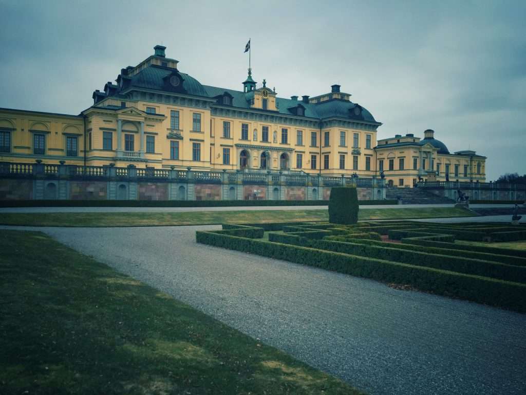 Der Barockgarten (rechts) hinter dem Schloss