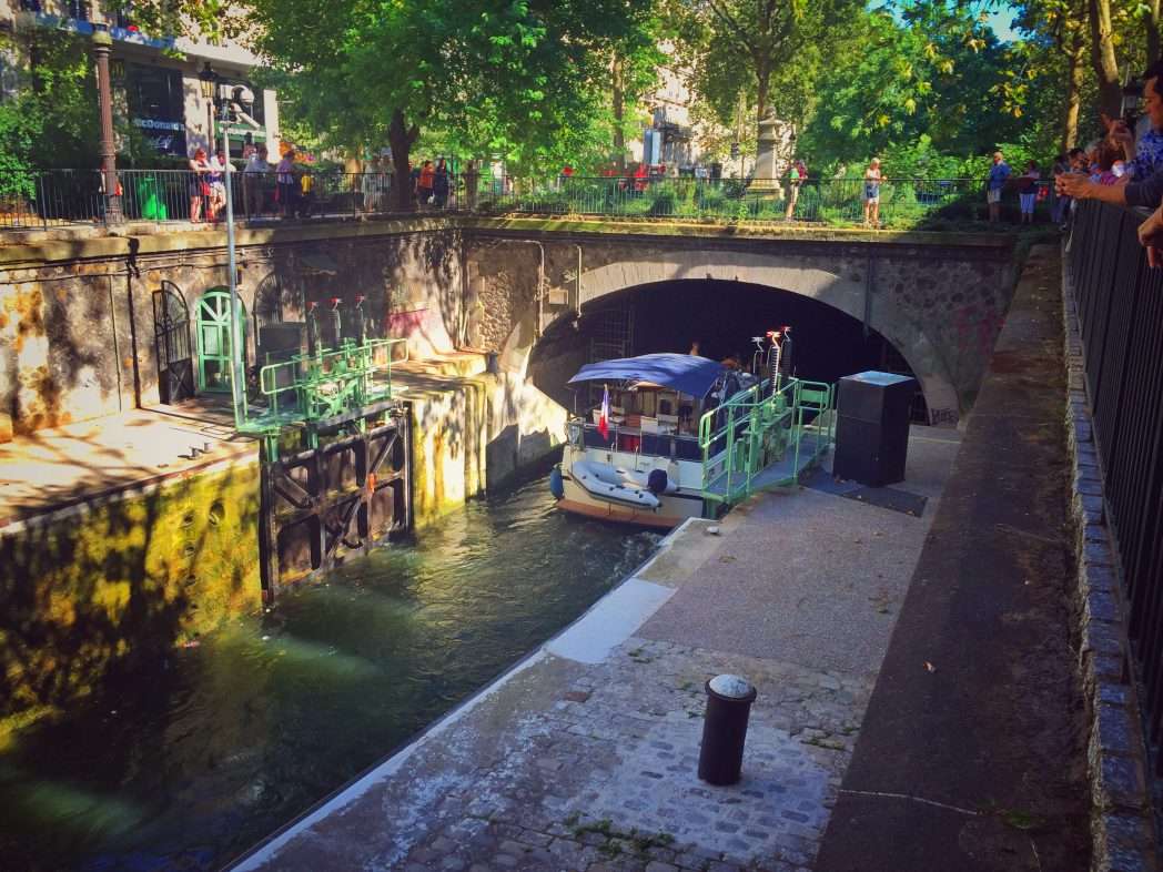 Ein Schiff fährt in den unterirdischen Teil des Kanals
