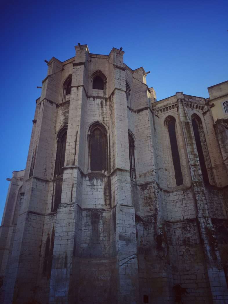 Beschädigtes Kirchenschiff