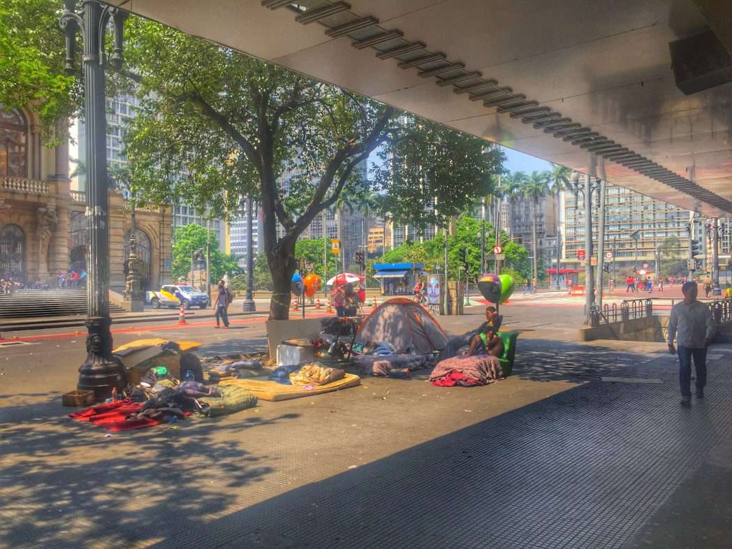 Obdachlose kampieren auf einem Bürgersteig - direkt gegenüber vom historischen Theater