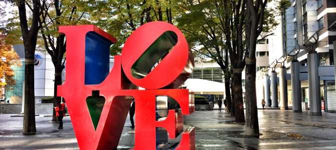 Love-Skulptur von Robert Indiana in Tokio Love-Skulptur von Robert Indiana in Tokio