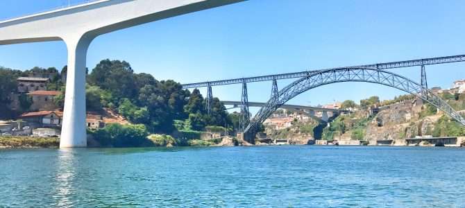 Mit dem Schiff über den Douro in Porto fahren Mit dem Schiff über den Douro in Porto fahren