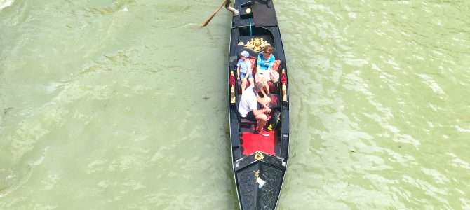 Mit der Gondel durch Venedig Mit der Gondel durch Venedig