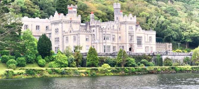 Kylemore Abbey im Westen Irlands Kylemore Abbey im Westen Irlands