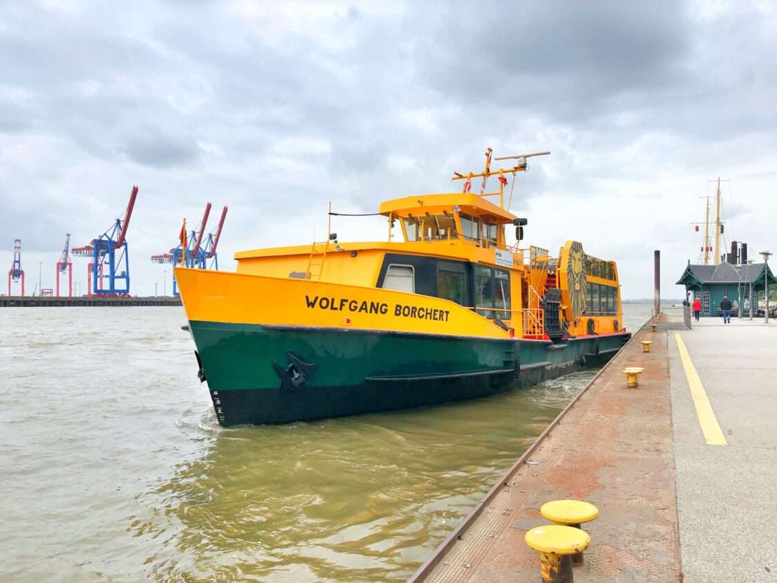 Hafenrundfahrt mit dem Linien-Schiff Hafenrundfahrt mit dem Linien-Schiff