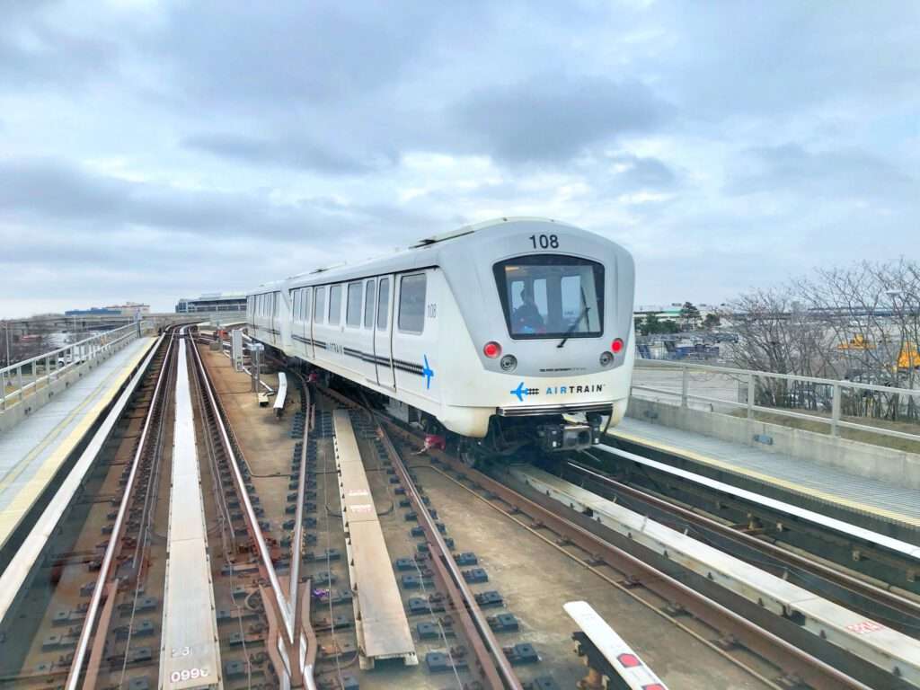 Mit dem Airtrain nach New York City Mit dem Airtrain nach New York City