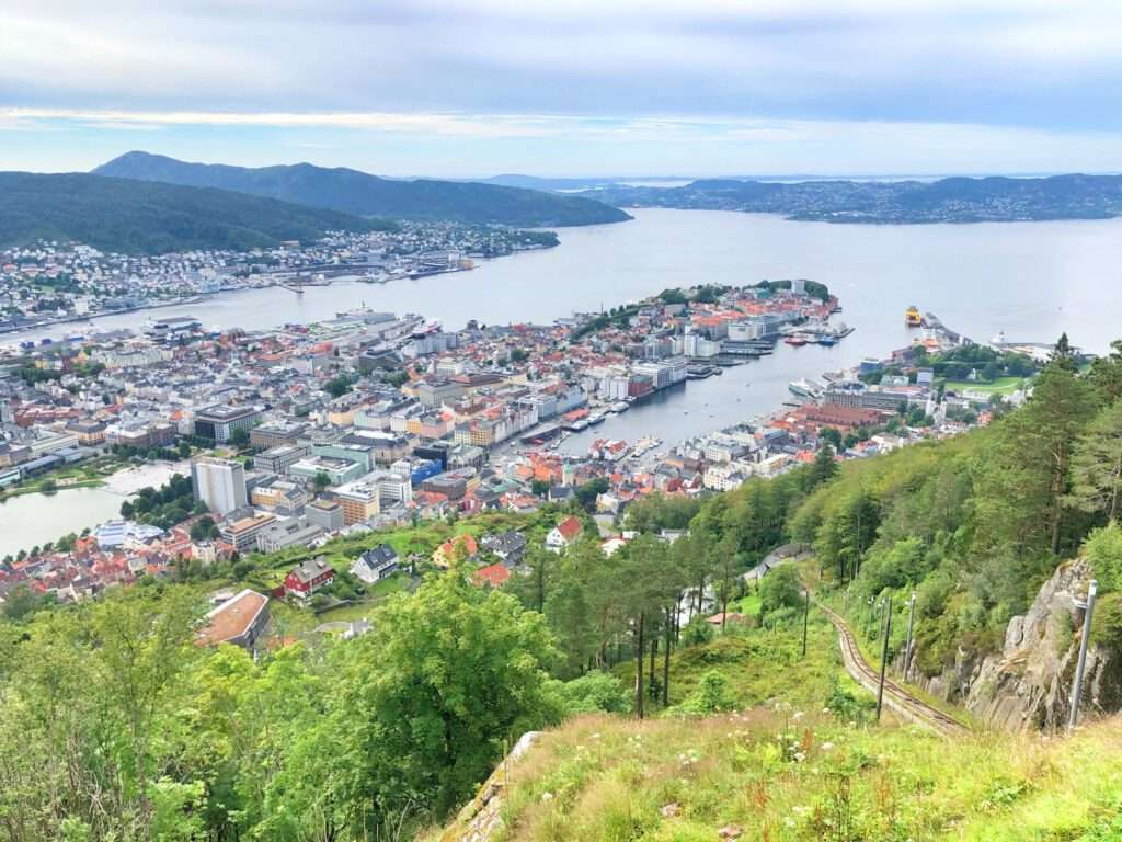 Mit der Seilbahn auf den Fløyen in Bergen Mit der Seilbahn auf den Fløyen in Bergen
